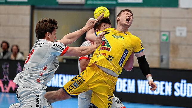Ein Handballer muss Schmerz ertragen können. Der Konstanzer Jonas Hadlich wird hier von zwei Ferndorfern in die Mangel genommen. Daniel ...
