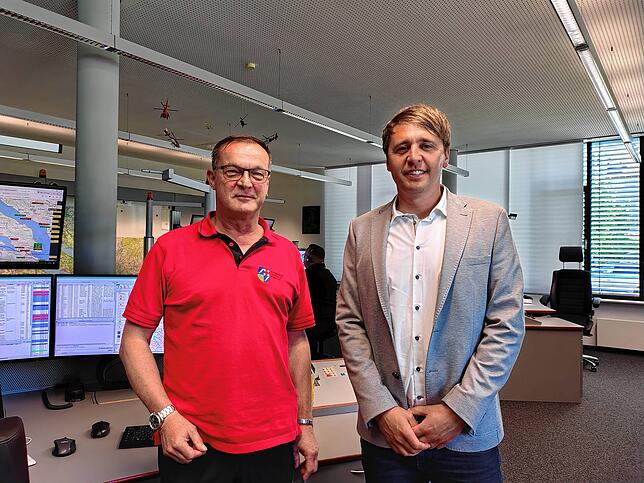 Uwe Rudolf (links), Leiter der Integrierten Leitstelle in Radolfzell, sowie Timo Petersen, Geschäftsführer des DRK-Kreisverbands sowie ...