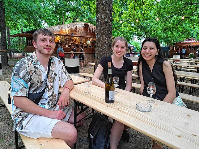 Jan Blaudischek, Franziska Renninger und Elzara Emirasanova sind zum ersten Mal beim Singener Weinfest. Sie möchten auf jeden Fall ...