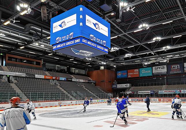 Der neue Videowürfel ist in der Helios-Arena installiert. Die Wild Wings trainieren bereits darunter.