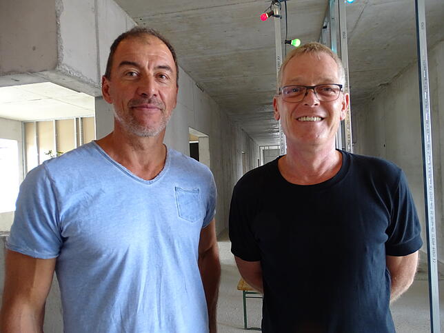 Bauleiter Matthias Eschbach und Architekt Franz Michler freuen sich über die baulichen Fortschritte, die die Mehrgenerationenwohnanlage ...