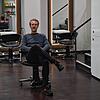 Nico Wegner sitzt allein in seinem Salon in Konstanz-Petershausen. Er wünscht sich von der Politik eine klare Linie, um Unternehmen zu ...