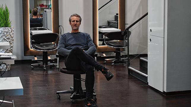 Nico Wegner sitzt allein in seinem Salon in Konstanz-Petershausen. Er wünscht sich von der Politik eine klare Linie, um Unternehmen zu ...