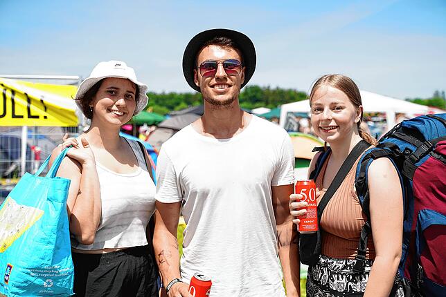Sophie Lohmüller (19), Jakob Suritsch (22) und Johanna Ehmann (19) aus Haigerloch bei Balingen freuen sich auf ein schönes Wochenende.