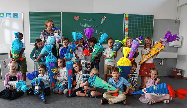 Klassenlehrerin Sylvia Erdemann mit ihrer ersten Klassen bei der Einschulung an der Hermann Hesse Schule in Gaienhofen.
