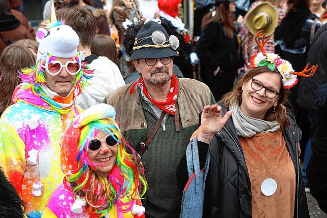 Bild 11: Schmotziger Dunschtig 2024: Mäschgerle aller Generationen feiern auf der Marktstätte