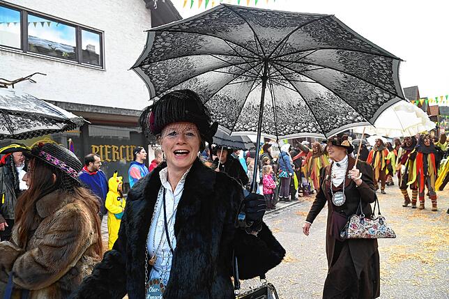 Bild 22: Großer Umzug in Tennenbronn mit 20 Musik- und Narrengruppen