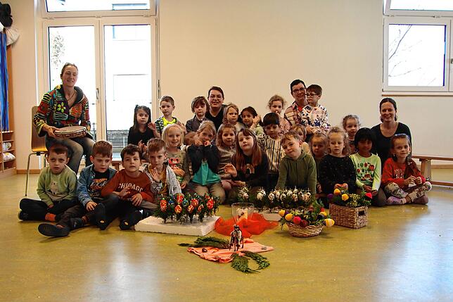 Wie schön Palmzweige für Palmsonntag hergerichtet werden können, beweisen die Kinder des Kindergartens St. Anton in Radolfzell – ...