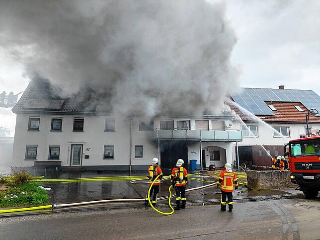 Dichter Rauch quillt aus dem Haus.