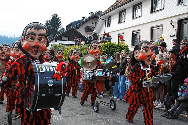 Die Guggenmusik der Hotzenblitz-Zunft Görwihl heizte dem Publikum beim Umzug in Herrischried kräftig ein.