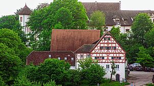 Bei der Anfahrt zum Schloss Hohenfels bietet sich ein spektakulärer Blick auf das Anwesen. Der soll nicht durch einen Neubau ...