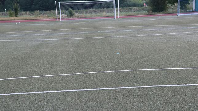 Lange waren Kunstrasenplätze die perfekte Lösung für Vereine und Schulsport. Das Material ist extrem strapazierfähig, die Pflege ...