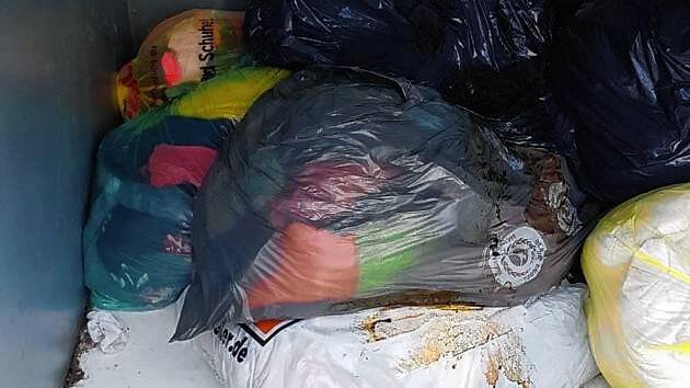 In diesem Altkleidercontainer in Pfullendorf wurde Altöl entsorgt.
