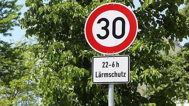 (Archivbild) Zwischen 22 und 6 Uhr gilt in der Reichenaustraße Tempo 30.