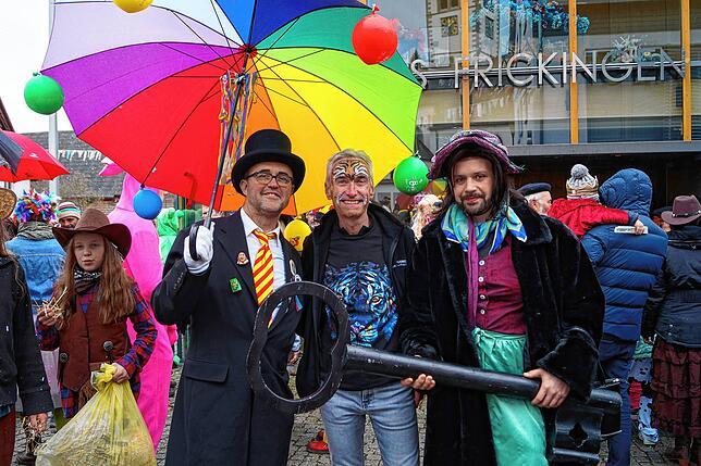 Großtiger Jürgen Stukle (Mitte) überlässt den Narreneltern Michael Baader (links) und Christian Allweier gern den Schlüssel. Nun dürfen ...