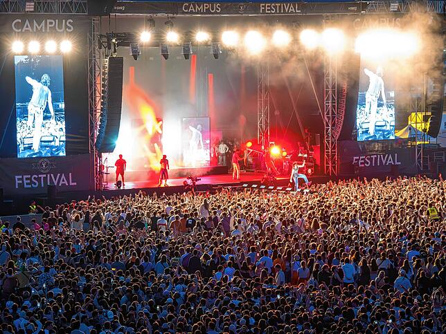 Ein Moment voller Energie: Die Dresdener Band 01099 bringt das ganze Stadion zum Tanzen – obwohl nicht als Finale platziert, ist dieser ...