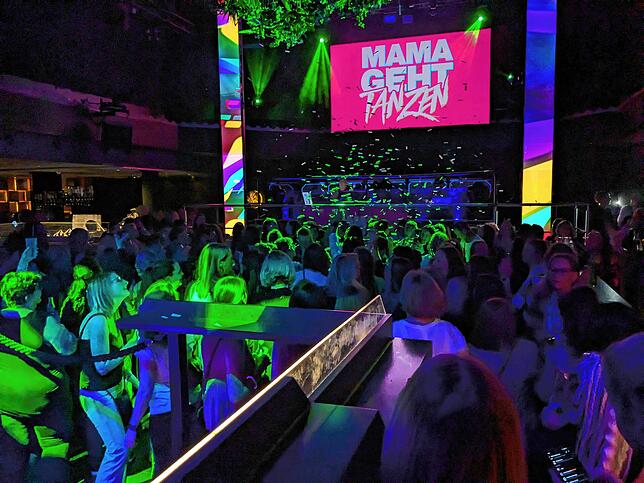 Zur Premieren-Veranstaltung in der Diskothek Top10 in Singen kommen knapp 500 Mütter zur „Mama geht tanzen“-Party und feiern ausgelassen.