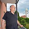 Vom Eingang des Pfarrbüros aus blickt Pfarrer Matthias Schneider nicht nur auf den Himmel über dem See, sondern auch auf den frisch ...