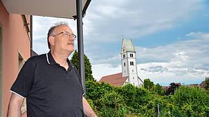 Vom Eingang des Pfarrbüros aus blickt Pfarrer Matthias Schneider nicht nur auf den Himmel über dem See, sondern auch auf den frisch ...