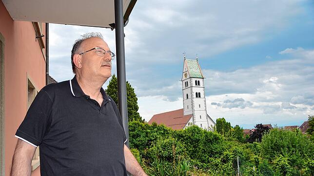 Vom Eingang des Pfarrbüros aus blickt Pfarrer Matthias Schneider nicht nur auf den Himmel über dem See, sondern auch auf den frisch ...