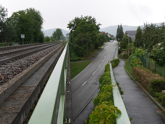 Seit dem Bau der Umgehungsstraße verläuft die Hauptstraße unter der Unterführung hindurch. Der Fußweg rechts führt zum Haus von Heinz ...