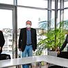 Hans-Peter Storz (rechts) und Daniel Born (links) zu Besuch beim Geschäftsführer der Baugenossenschaft Hegau, Axel Nieburg.