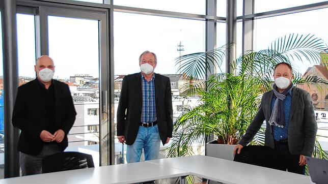 Hans-Peter Storz (rechts) und Daniel Born (links) zu Besuch beim Geschäftsführer der Baugenossenschaft Hegau, Axel Nieburg.