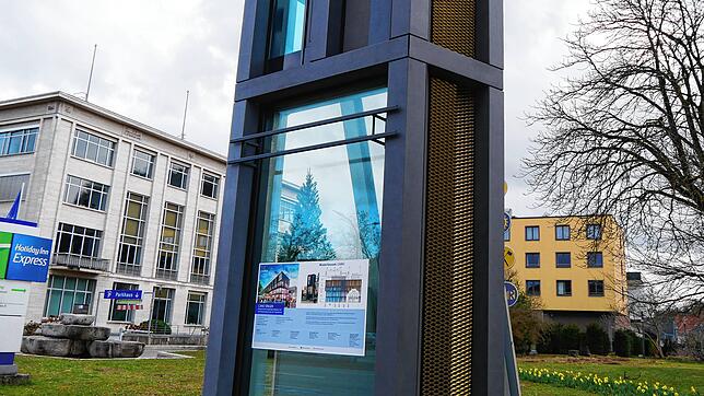 Drei Monate nach der Eröffnung: Noch steht das Muster der Cano-Fassade zwischen dem Singener Rathaus und dem Hegau-Museum.