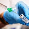 Eine Klinik-Mitarbeiterin zieht am 20.12.2020 in Gauting, Bayern, den Covid-19 Impfstoff von Biontech/Pfizer für eine Impfung auf eine ...