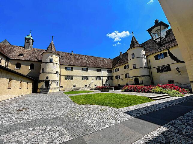 Der Innenhof zeigt den alten Herrschaftsanspruch. Das doppeltürmige Westwerk auf dem Gelände des Münster wurde erst im 9. Jahrhundert ...