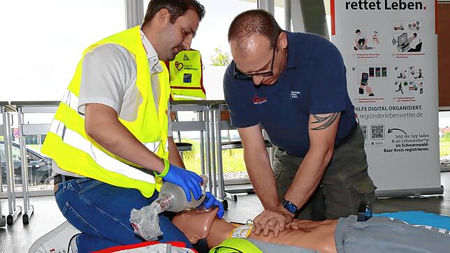 Bei dieser Aufnahme übernimmt Tobias Scherer, der Leiter der Landesschule des Roten Kreuzes in Villingen-Schwenningen (links), die ...