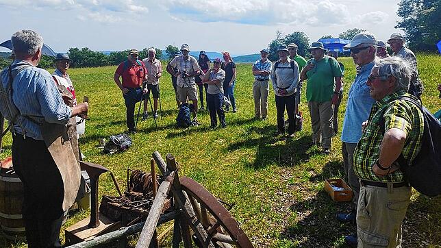 Geschichtsstunde auf dem Fürstenberg: Mitglieder des Baarvereins lauschen den Erzählungen von Veronika und Jürgen Albicker (links).