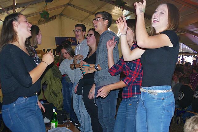 Bild 36: Am Brass-Abend bebt das Mundelfinger Festzelt