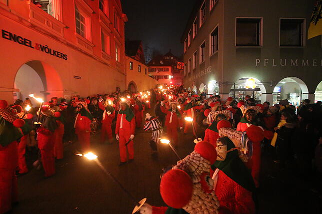 Ein tolles Bild: Die Elzacher Schuttig mit ihren Fackeln in der Überlinger Innenstadt.