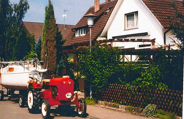 Der Traktor vor dem Boot der Steges.