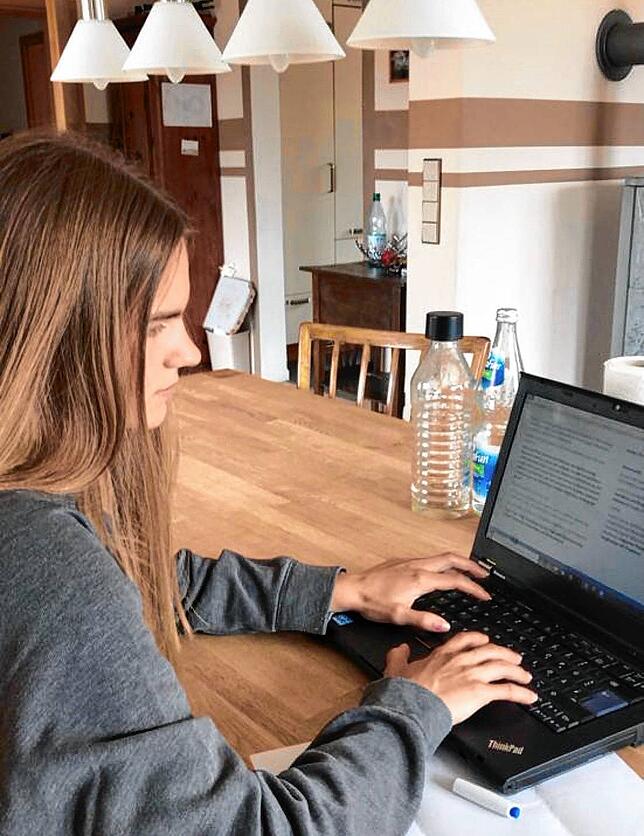 Die beiden Wochen vor dem Abitur hat sich Salome Blank zuhause vorbereitet, die Schüler waren in Quarantäne.