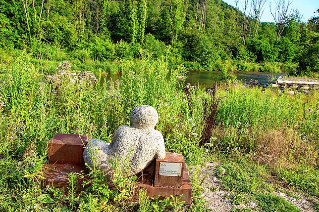 Die Skulptur &bdquo;Muße&ldquo; von Hans Rußenberger im renaturierten Gebiet der Wutach zwischen Weizen und Stühlingen.