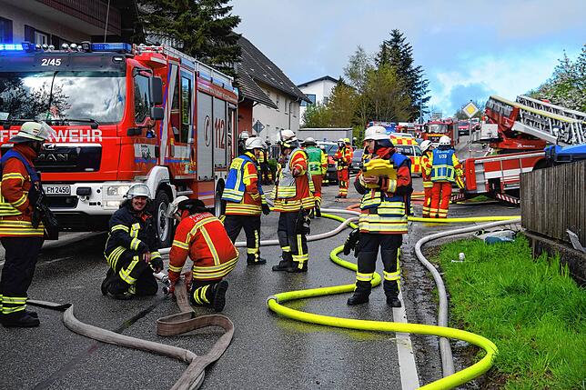Bild 17: Feuer im Mehrfamilienhaus: Bilder vom Großeinsatz