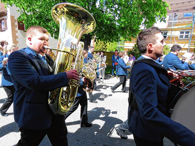 Bild 9: Festzumzug als Höhepunkt des viertägigen Jubiläumsfestes der Harmonie Gutmadingen