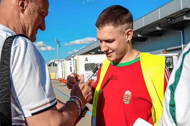 Bild 32: Ankunft der ungarischen Fußballnationalmannschaft