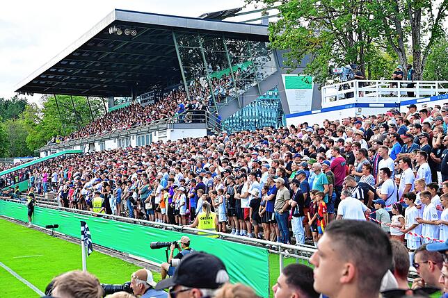 Bild 24: Pokalspiel  gegen Heidenheim: Fans feiern FC 08 Villingen trotz Niederlage