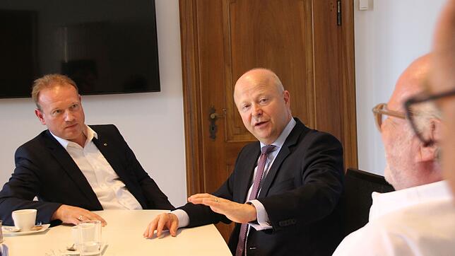 Überlingens Oberbürgermeister Jan Zeitler (links) empfing Michael Theurer im Rathaus, um mit dem stellvertretenden Vorsitzenden der ...