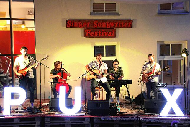 Peter Pux & Band begeisterten die Zuhörer beim 4. Singer Songwriter Festival in Ostrach-Tafertsweiler mit eingängigem deutschen Pop. ...