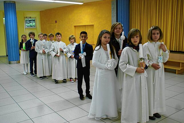 Zwölf Kinder gingen am Sonntag, 11. Oktober, in der Pfarrkirche Heilig Kreuz in Bad Säckingen erstmals zum Tisch des Herrn. Dekan Peter ...