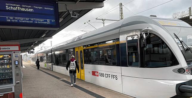 Im Singener Bahnhof wartet ein Rhyhas um 14.30 Uhr auf die Abfahrt nach Schaffhausen. Fahrgäste sind begeistert vom Platzangebot und der ...