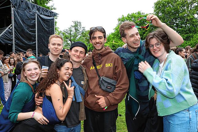 Bild 14: Strahlende Festival-Fans! Am ersten Nachmittag steigt die Stimmung