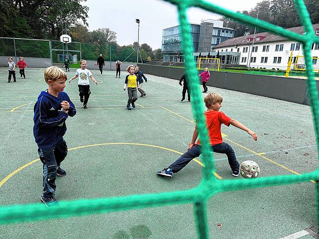 Kicken! In der Vesperpause schnappen sich die Jungs den Ball. Kurz drauf steht die halbe Klasse auf dem Fußballplatz.
