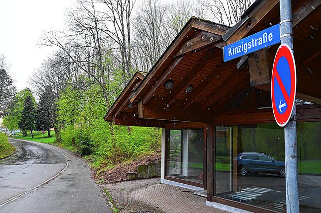 Gegenüber des friedhofs in der Kinzigstraße herrscht Halteverbot. Wer trotzdem parkt, riskiert ein Knöllchen.