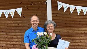 Tobias Fabian, Leiter der Grundschule Weilheim, verabschiedete die Lehrerin Monika Arnold in den Ruhestand. Bild: Bettina Ebi