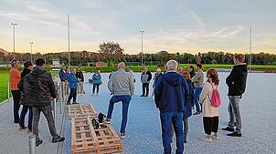 Der Gemeinderat von Küssaberg macht sich vor Ort ein Bild vom aktuellen Stand des neuen Fußballplatzes, auf dem der Kunstrasen noch ...